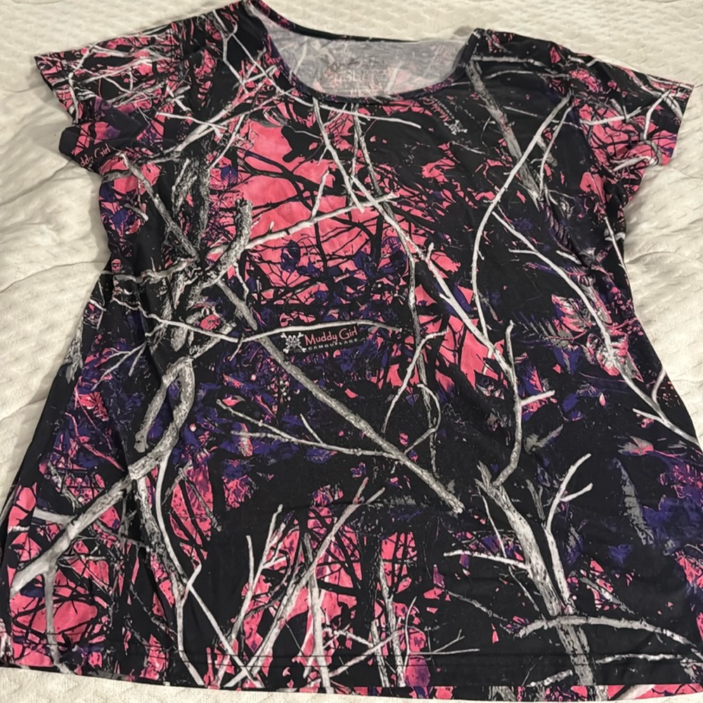 Muddy girl moon shine camouflage t-shirt. Sz. Lg excellence condotiin.